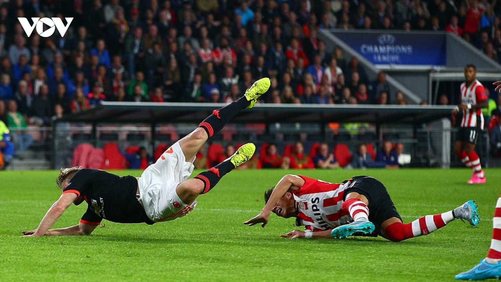 Ngày này năm xưa: Sao trẻ MU gãy chân "kinh hoàng" ở Champions League
