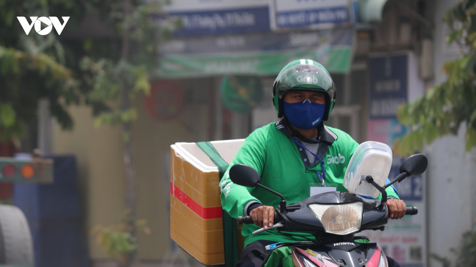 Phí shipper giao hàng liên quận ở TP.HCM tăng cao