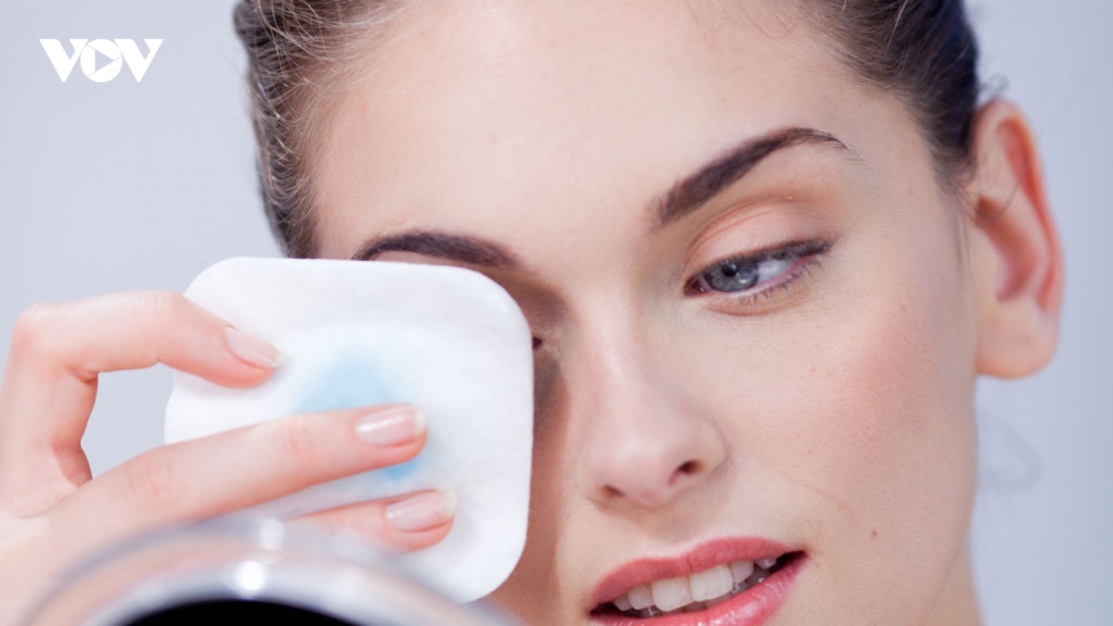 Những thói quen trang điểm có hại cho làn da