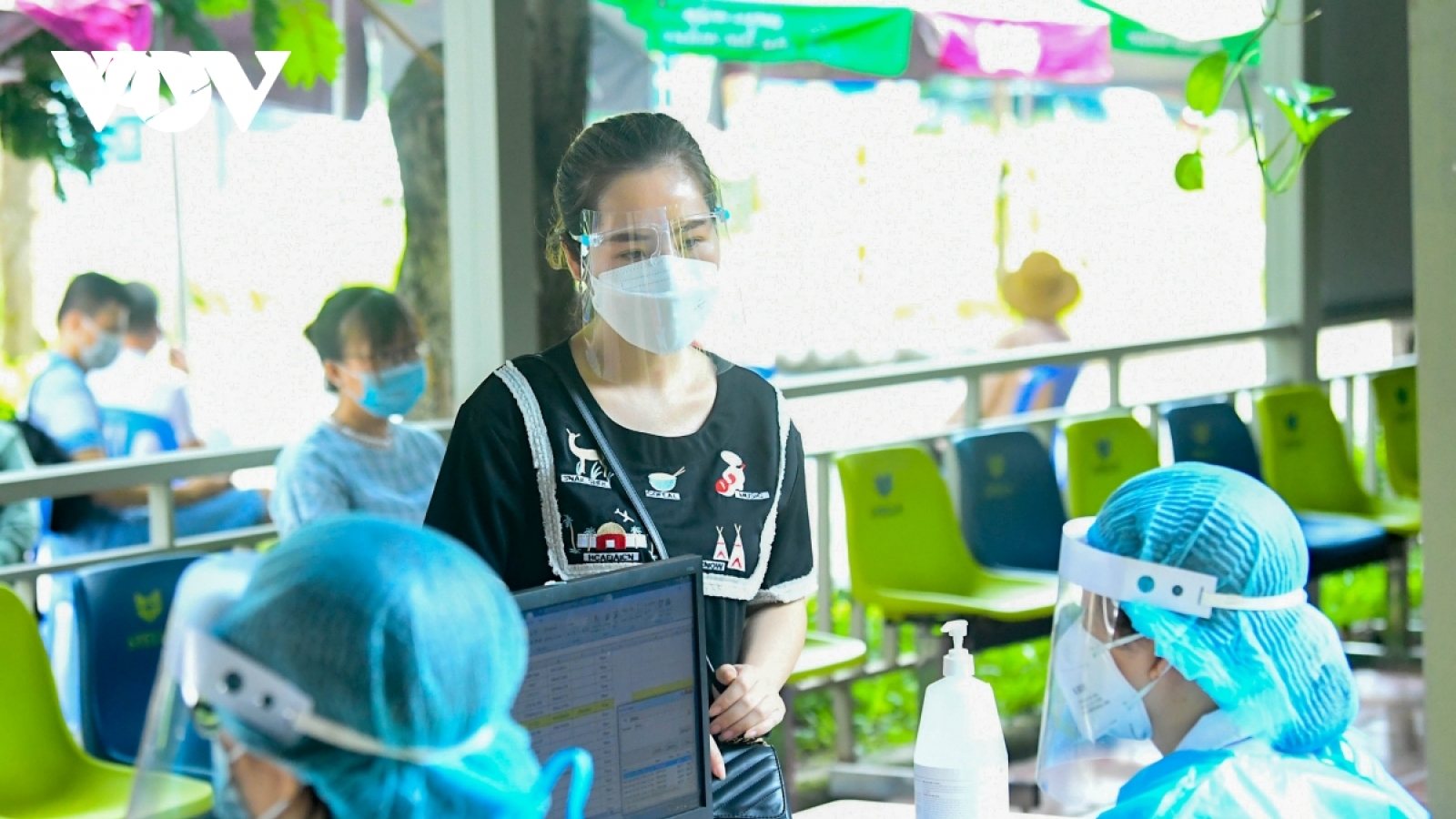 Hà Nội yêu cầu các cơ sở khám, chữa bệnh đặt cảnh báo phòng chống COVID-19 ở mức cao nhất