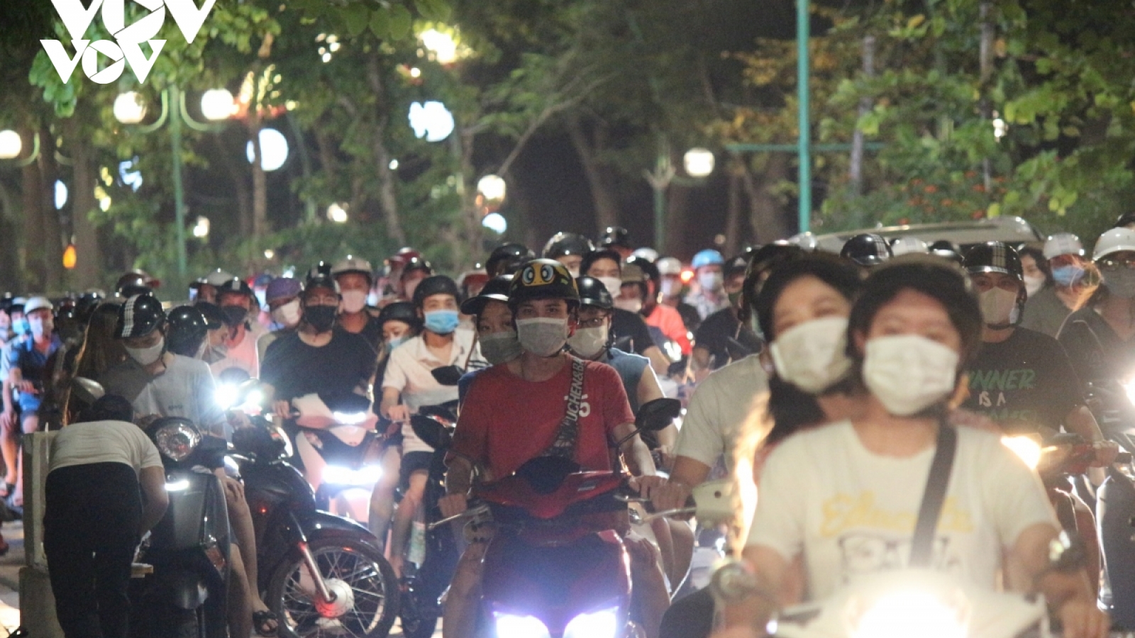 Người dân đổ ra đường đêm Trung Thu: Đi "chơi Trăng" bất chấp dịch bệnh cần thiết thế sao?