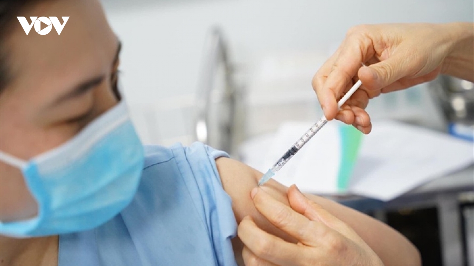 Vaccine phòng COVID-19: Mũi 1 tiêm một nơi, mũi 2 tiêm nơi khác được không?