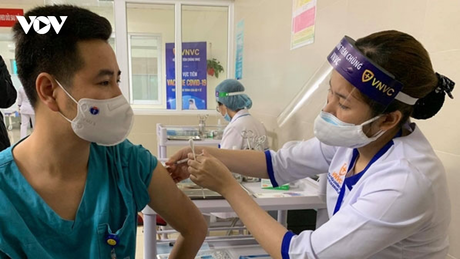 Hà Nội đẩy nhanh tiêm đủ 2 mũi vaccine cho nhân viên y tế