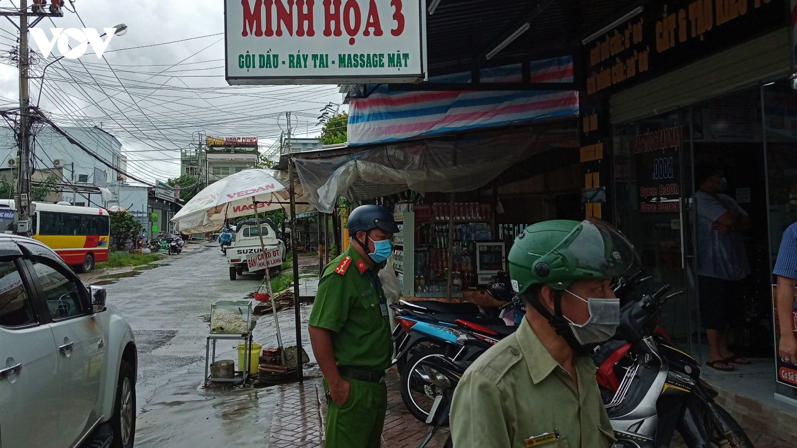 Bất chấp lệnh cấm, chủ tiệm vẫn mở cửa cắt tóc cho nhiều người ở Cà Mau