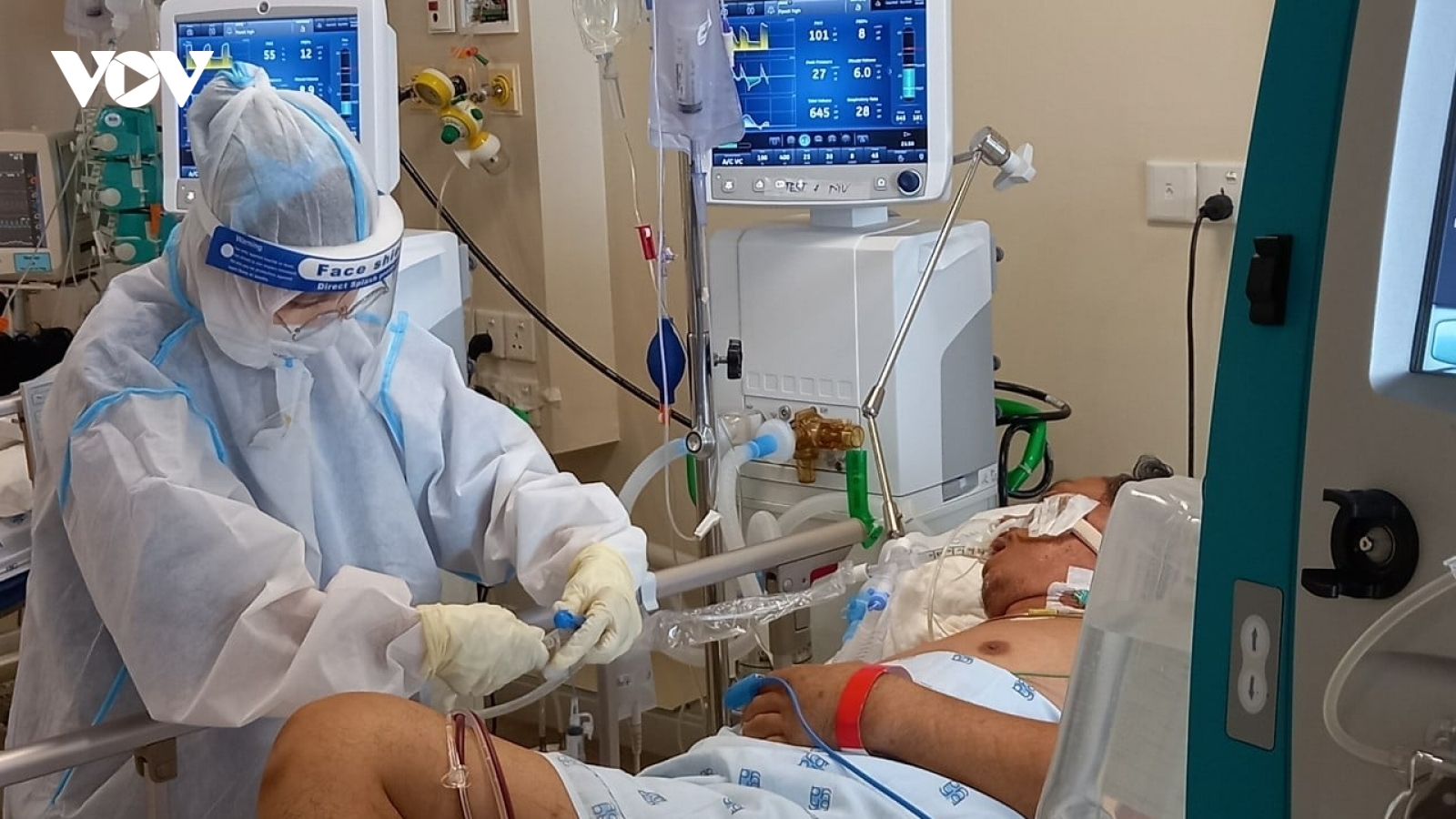 "Khâm liệm bệnh nhân COVID-19 xong, y bác sĩ nhìn sang nhau ai cũng khóc"