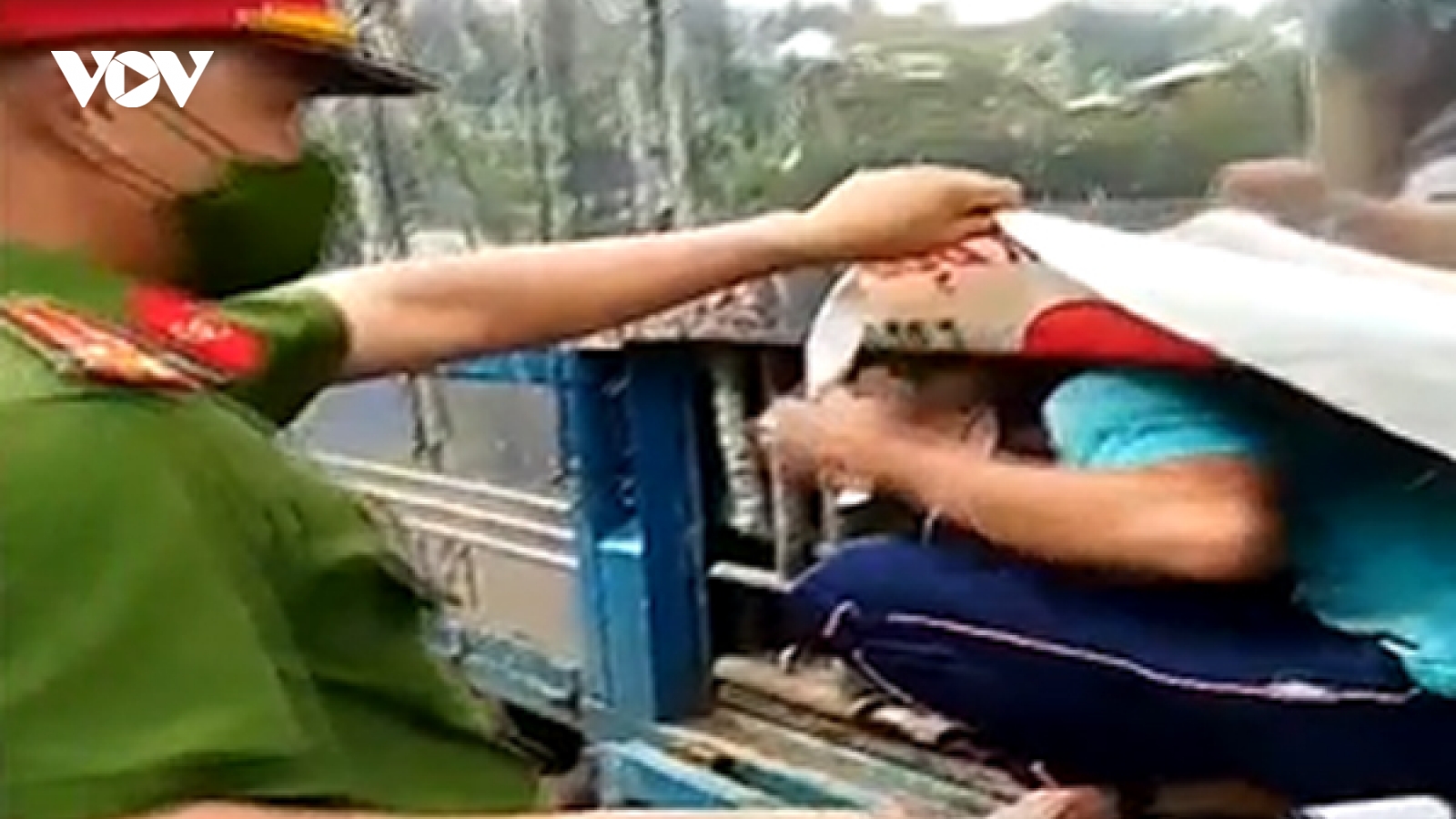 7 người trốn trong thùng xe tải để “thông chốt”