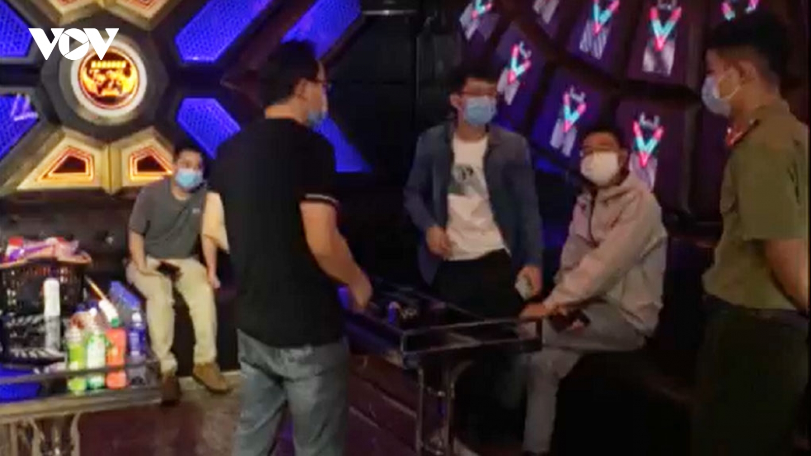 4 người nước ngoài tụ tập hát karaoke vi phạm quy định phòng dịch
