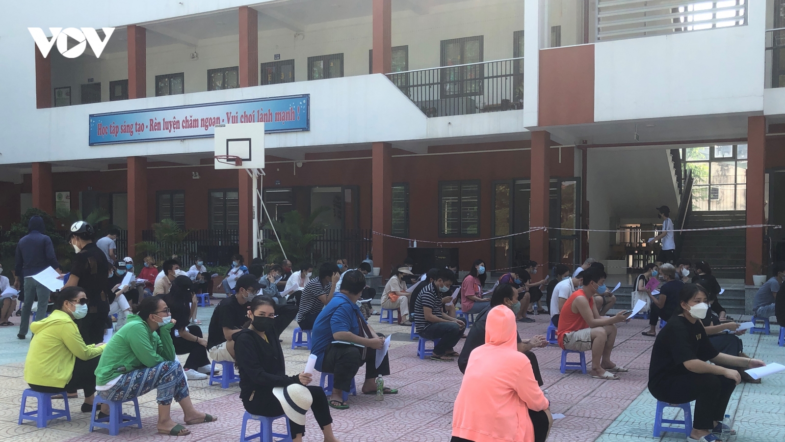 Người dân Hà Nội xếp hàng tiêm vaccine Vero Cell