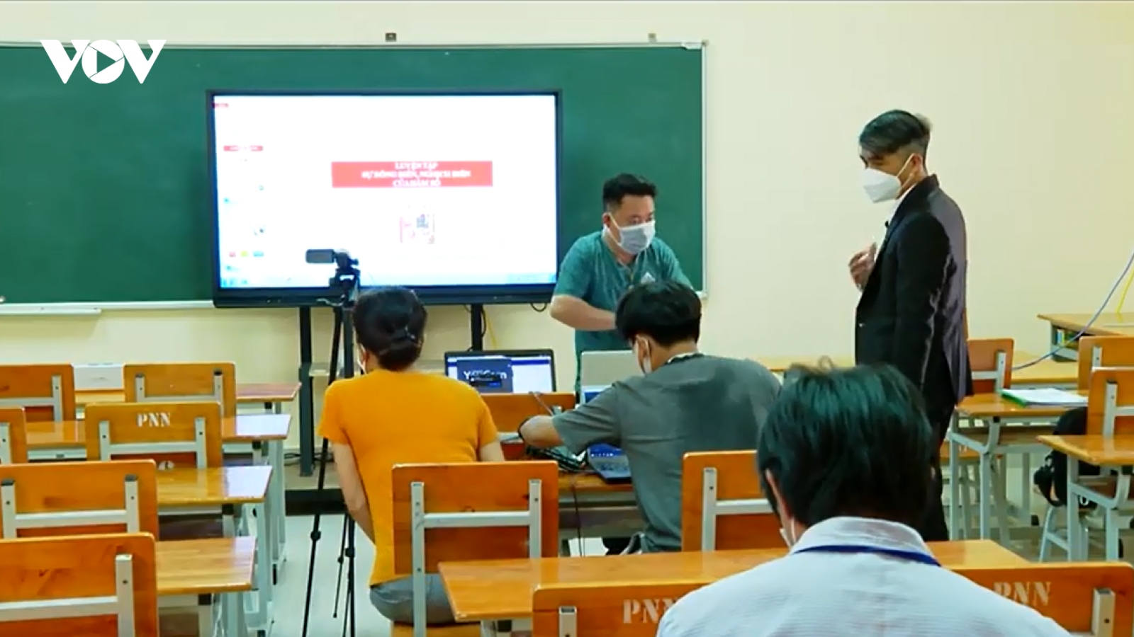 Vĩnh Long: Nhiều bất cập sau 1 tuần dạy và học online