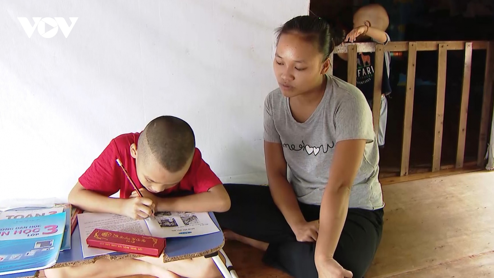 Trẻ xóm Phao ở Hà Nội "vật vã" học trực tuyến bằng điện thoại... đi mượn 