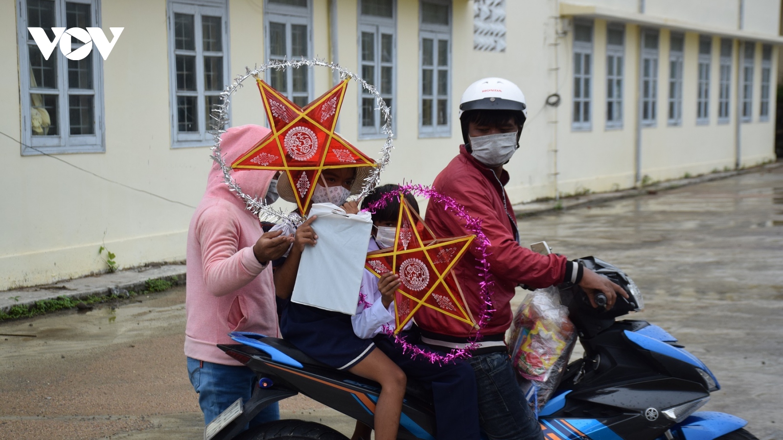 Mang Trung thu cho trẻ em nghèo huyện miền núi Phú Yên