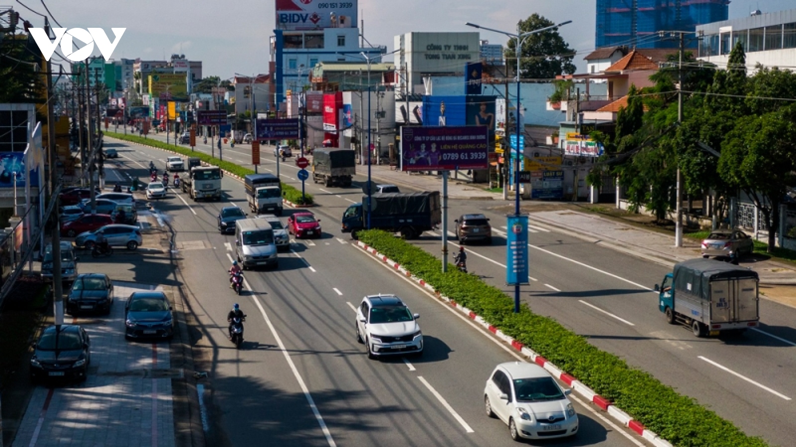 Sau 30/9, Bình Dương trở về trạng thái bình thường mới, người dân ra đường phải quét mã QR