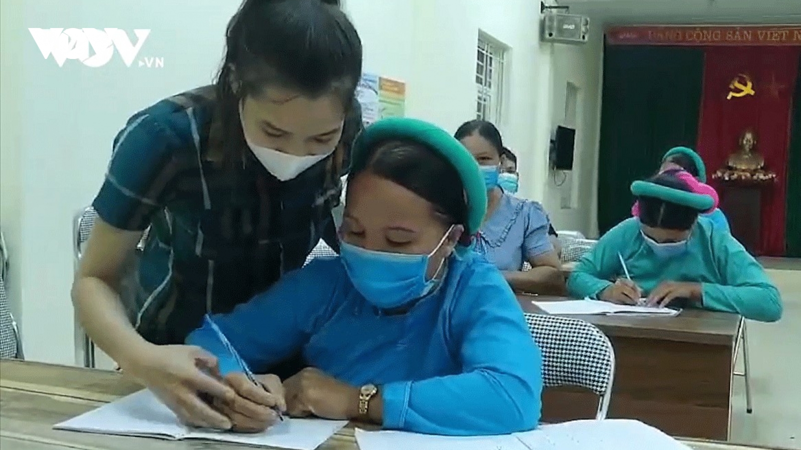 Lên chức ông, bà vẫn đi học xóa mù chữ ở bản vùng cao