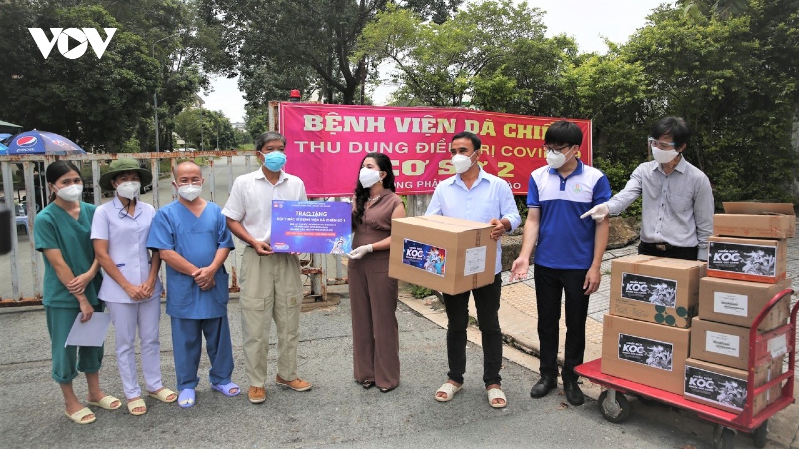 Quỹ từ thiện Kim Oanh tặng thuốc điều trị COVID-19 cho các nhà báo