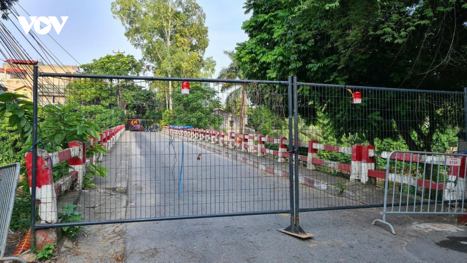 Hà Nội dựng 30 chốt cứng rào chắn, khuyến cáo người dân không đi qua đây