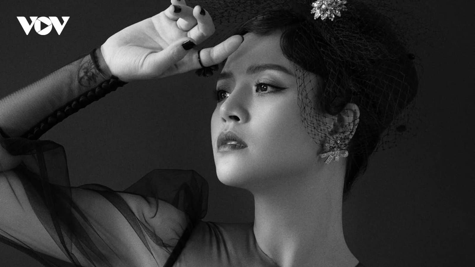Chuyện showbiz: Thu Quỳnh khoe đường cong giấu kín trên phim "Hương vị tình thân"
