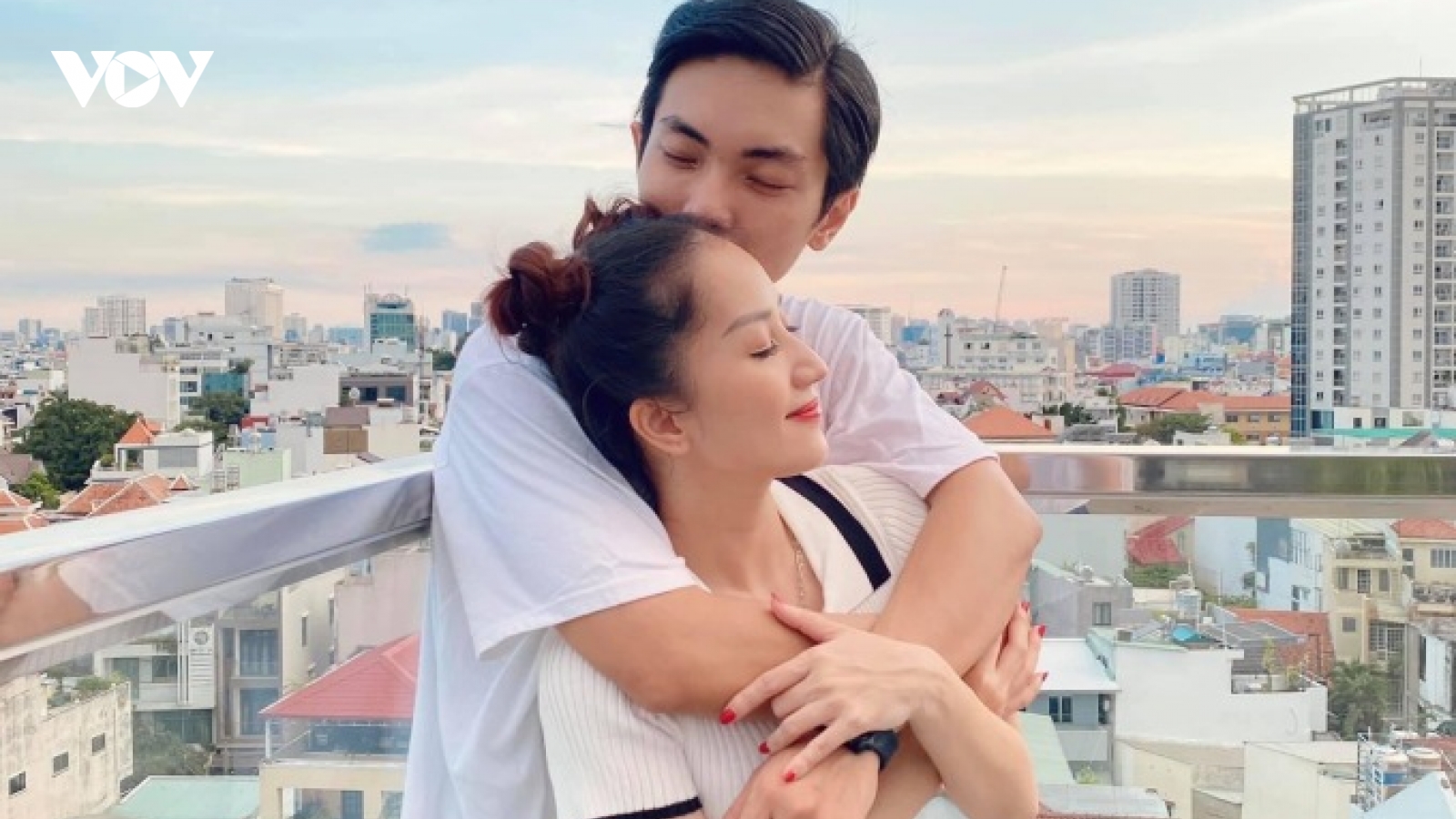 Chuyện showbiz: Phan Hiển ngọt ngào hôn bà xã Khánh Thi