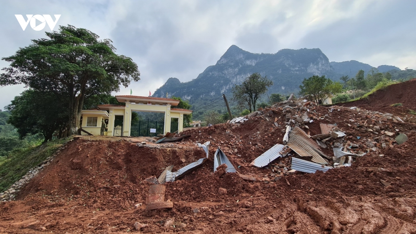 Sạt lở núi ở Nghệ An làm sập 2 nhà dân