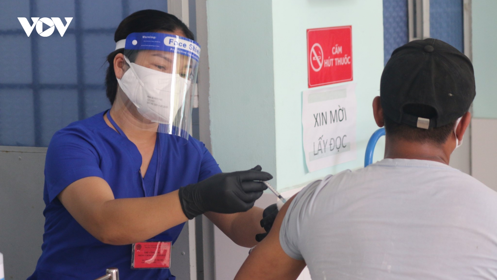 Lần đầu tiên tiêm vaccine Sputnik V cho người dân ở TP.HCM