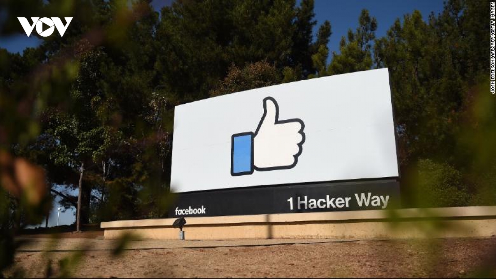 Dân mạng đua nhau phỏng đoán tên gọi mới của Facebook