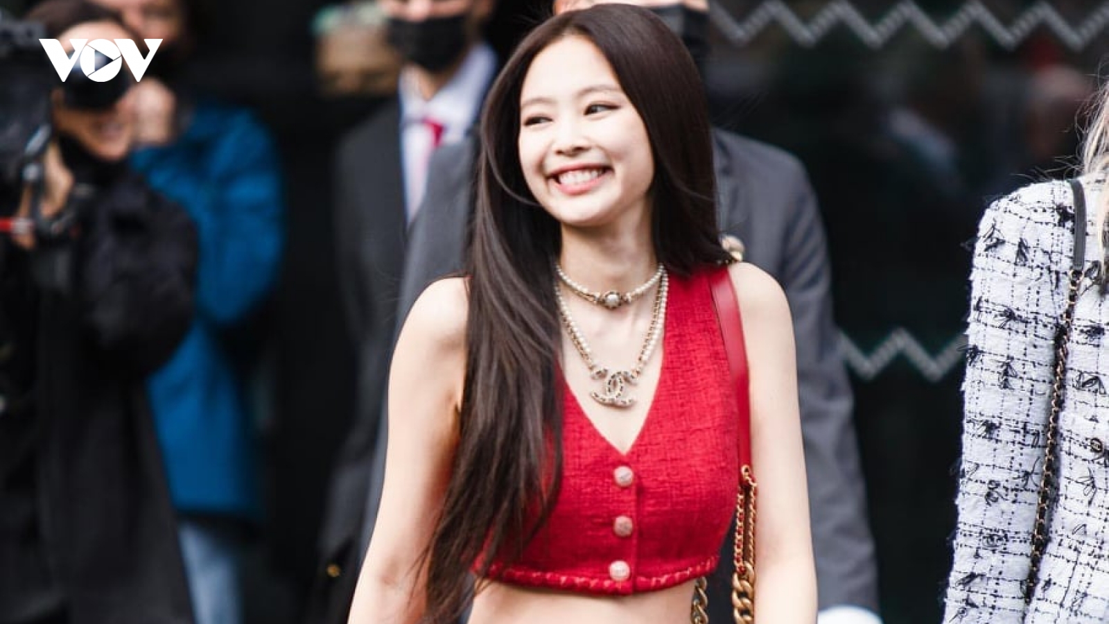 Jennie (BLACKPINK) quyến rũ, khoe eo thon trong thiết kế đỏ rực của Chanel