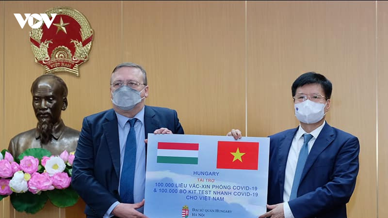Việt Nam tiếp nhận thêm 100.000 liều vaccine AstraZeneca