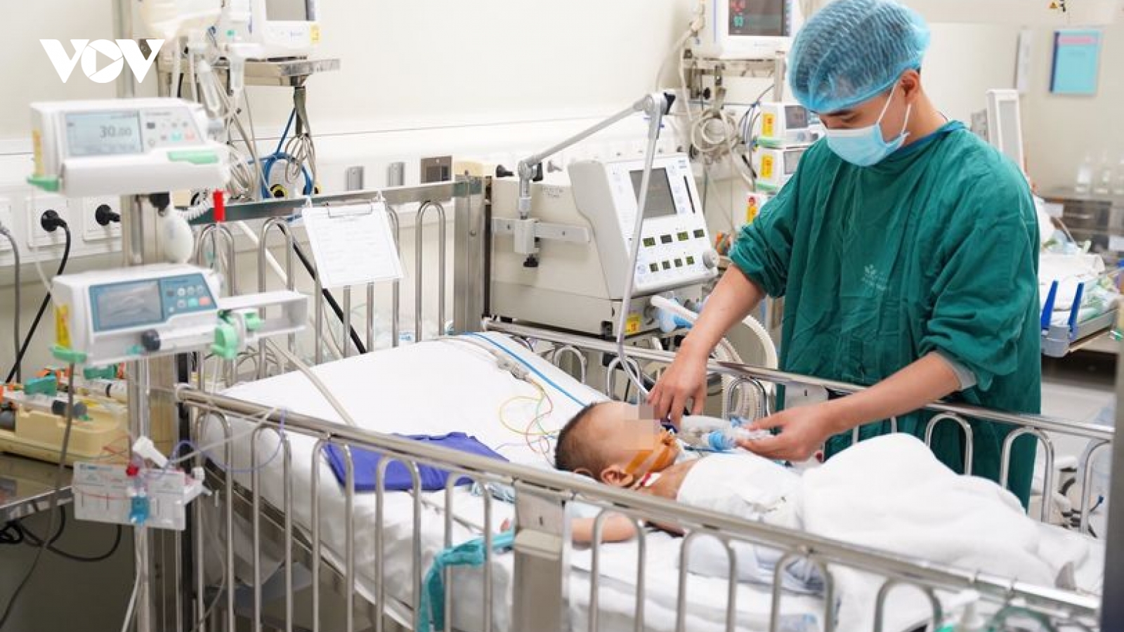 Bé trai 20 tháng bị hoại tử bộ phận sinh dục do đắp lá thuốc