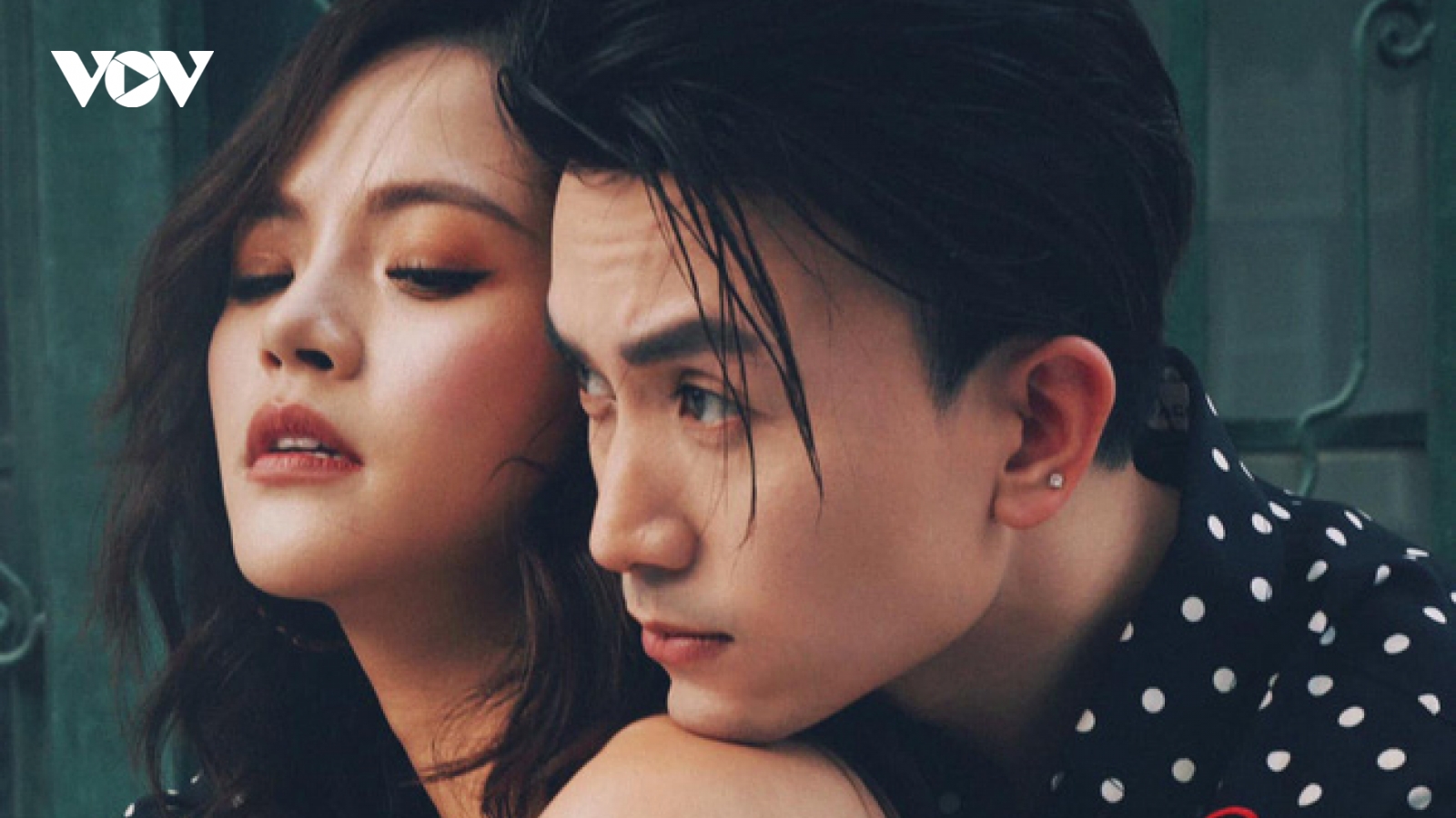 Chuyện showbiz: Thu Quỳnh đăng tin nhắn với Anh Vũ, nghi vấn "phim giả tình thật"?
