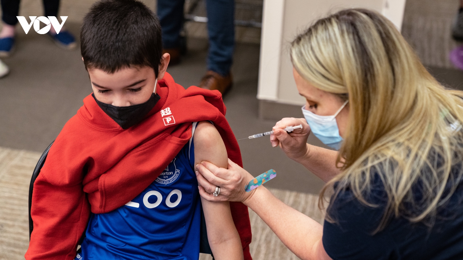 Châu Âu “bật đèn xanh” cho người trên 18 tuổi tiêm mũi vaccine tăng cường