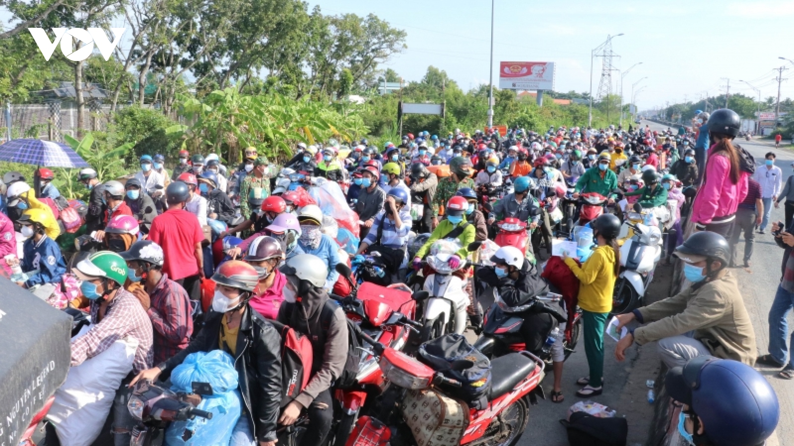 Người dân cạn tiền, năn nỉ xin được về quê ở các chốt kiểm soát cửa ngõ TP.HCM