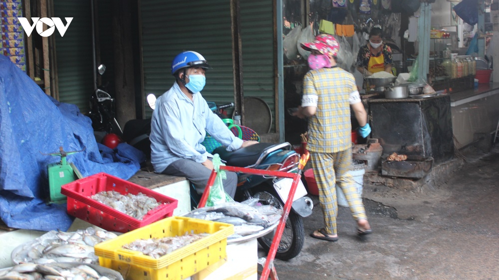 TP.HCM nới giãn cách, nhiều chợ truyền thống, tiểu thương chưa dám mở cửa bán hàng
