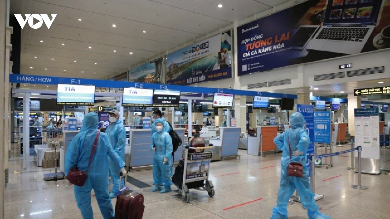 Ngày đầu mở cửa hàng không: 27 chuyến bay phải hủy