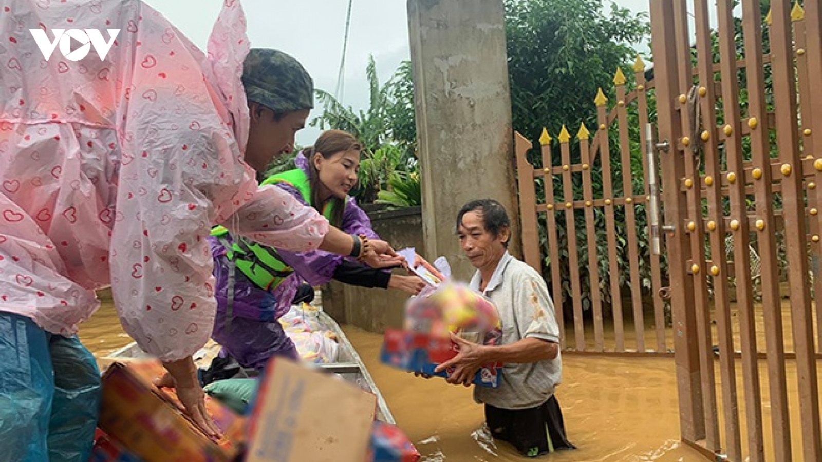 Chuyện showbiz: Vợ chồng Thúy Diễm - Lương Thế Thành vướng ồn ào sao kê từ thiện năm 2020