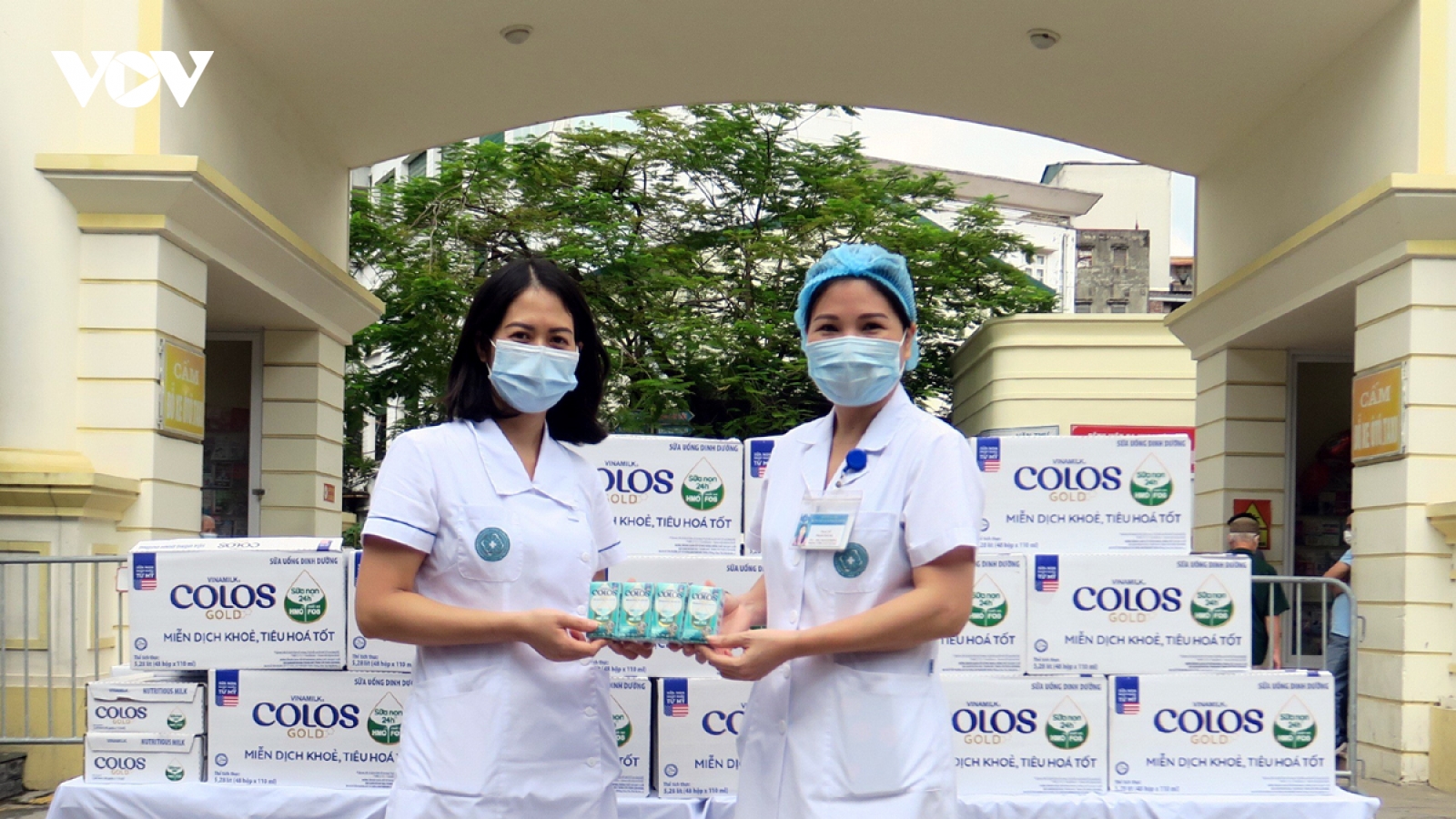 Vinamilk tặng 50.000 sản phẩm dinh dưỡng ColosGold cho con em cán bộ y tế tuyến đầu