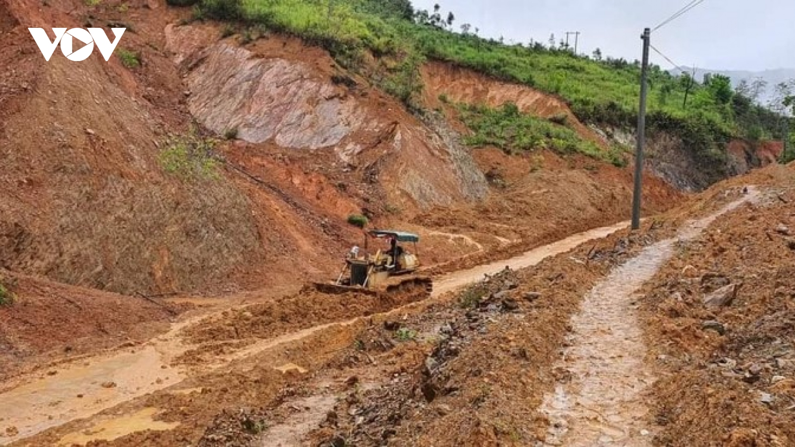 Huyện Tây Giang nỗ lực khắc phục giao thông và hệ thống điện lưới lên các xã vùng cao