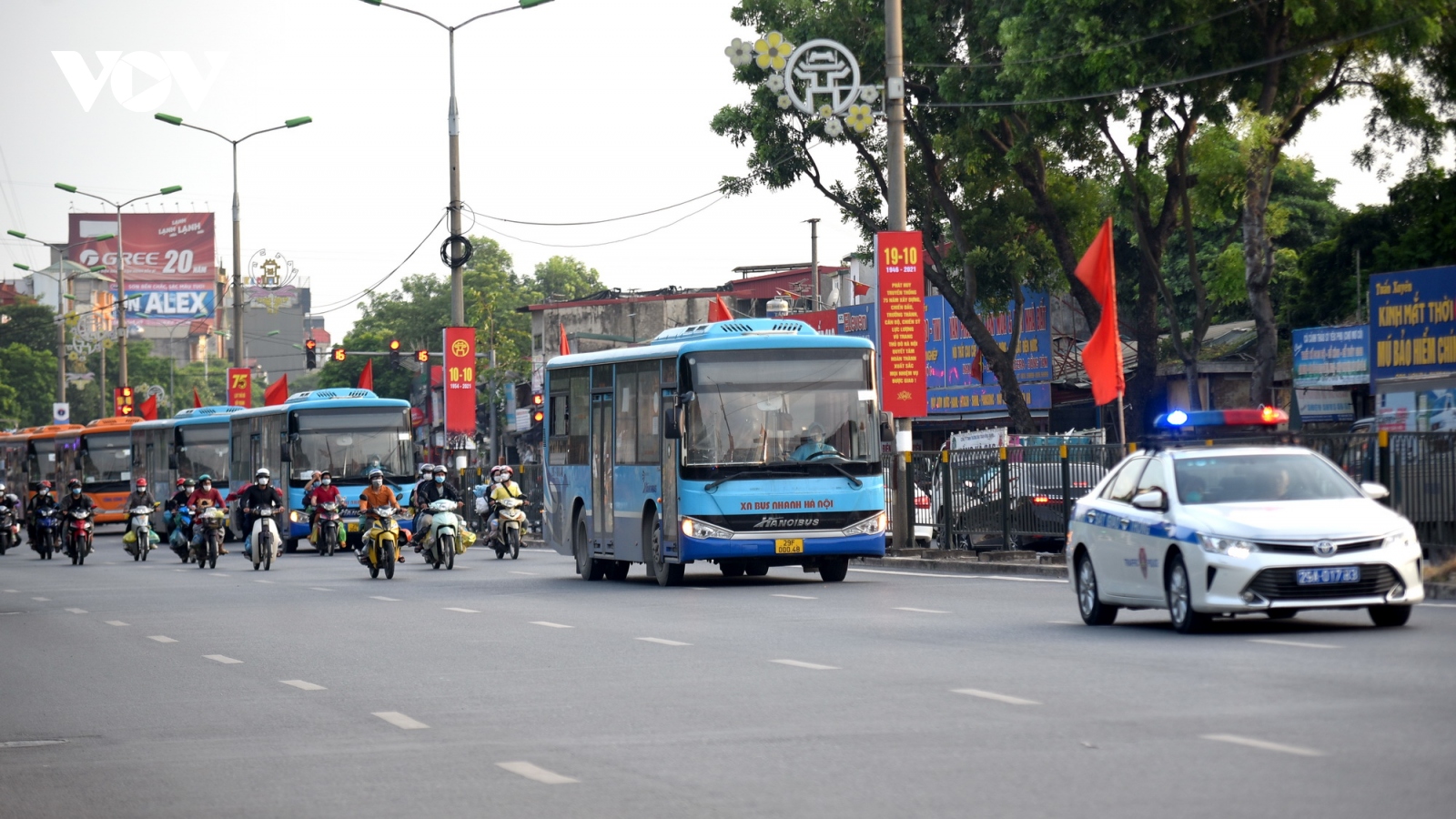CSGT Hà Nội dẫn đoàn người từ phía Nam về quê đi qua Thủ đô