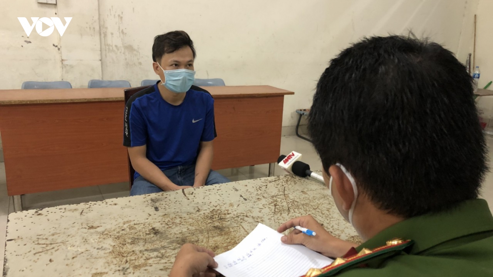 Nghi ngờ vợ ngoại tình, mua xăng đốt ô tô của "tình địch"