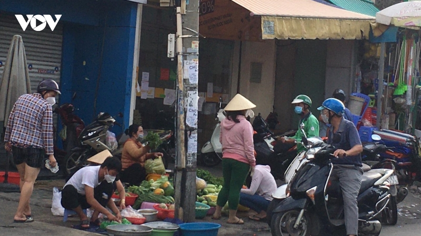 Chợ và điểm bán hàng tự phát xuất hiện nhiều sau khi nới lỏng giãn cách tại TP.HCM