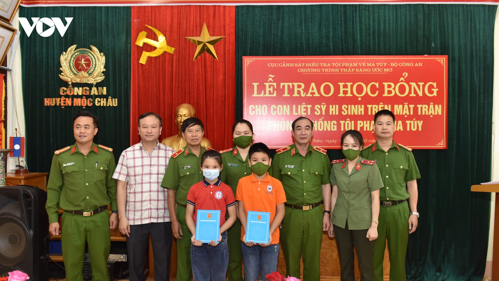 Trao học bổng "Thắp sáng ước mơ" cho con các liệt sỹ trong phòng, chống ma túy