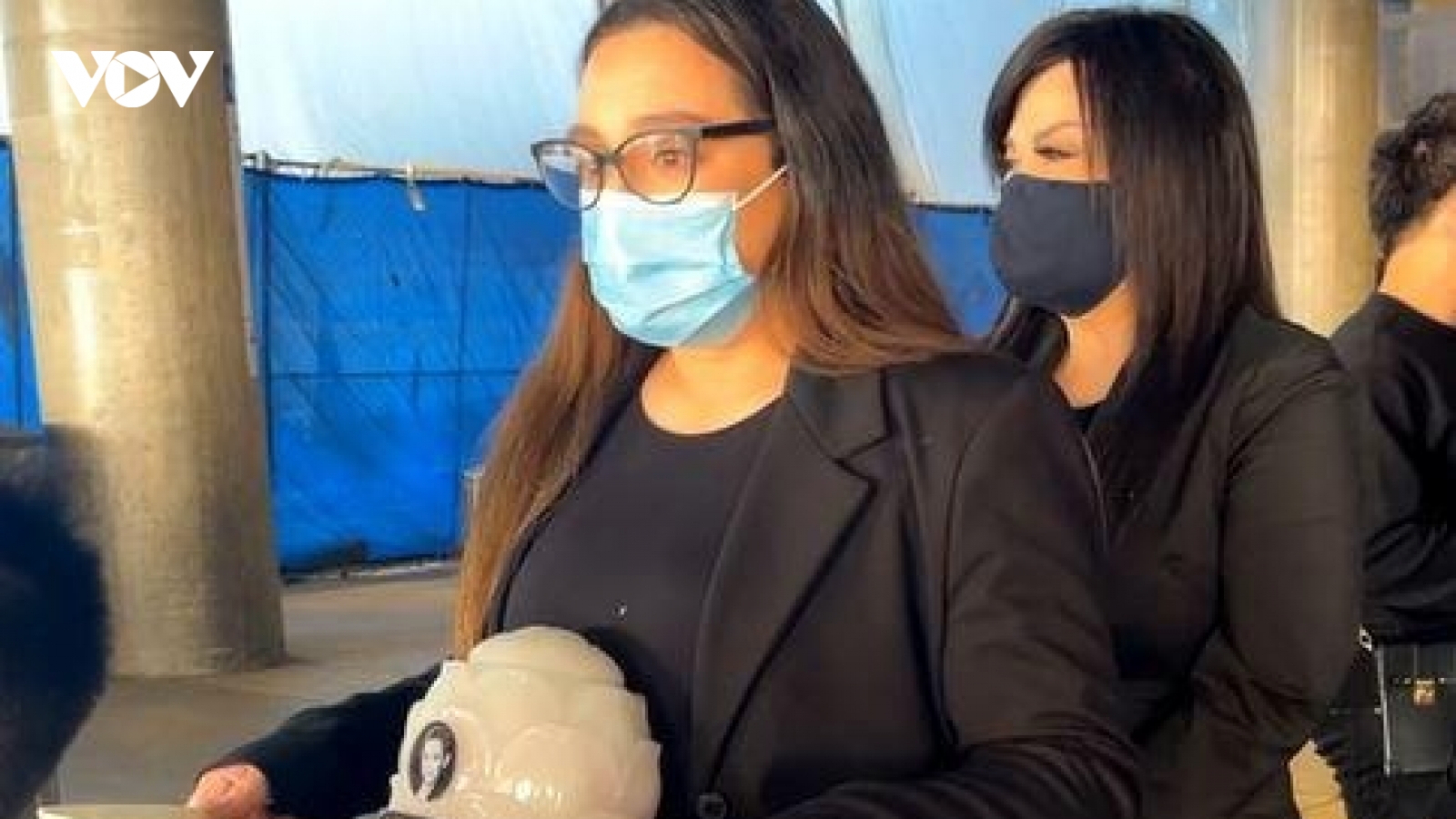 Chuyện showbiz: Con gái Phi Nhung nghẹn ngào nhận tro cốt mẹ tại sân bay Mỹ