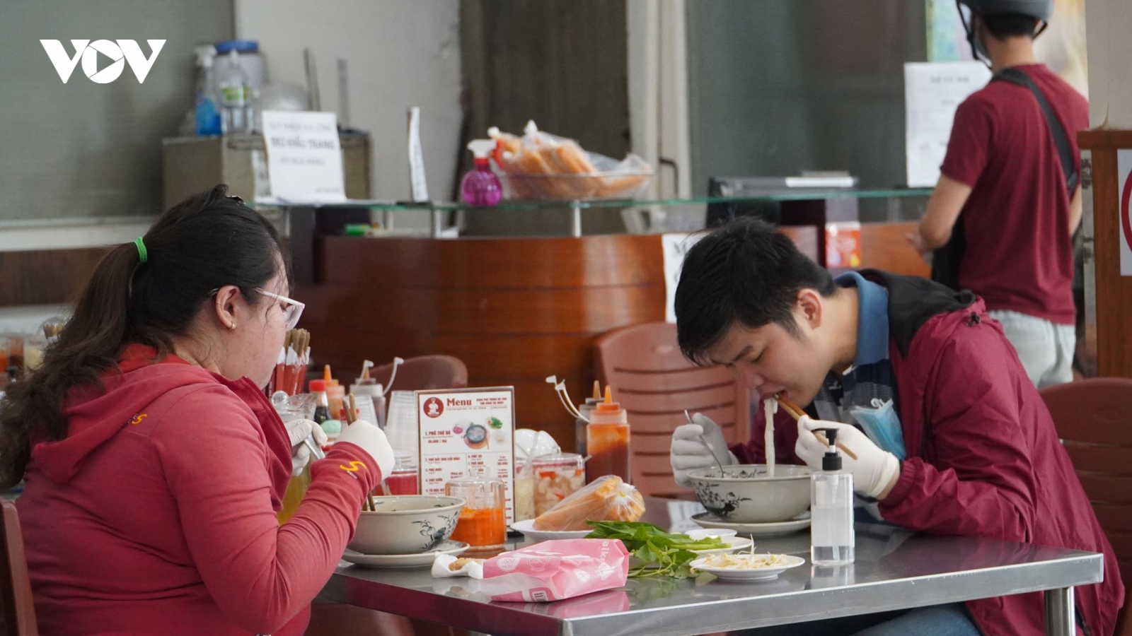 Không phải 100% cơ sở ăn uống ở TP.Thủ Đức và Quận 7 được bán đồ uống có cồn