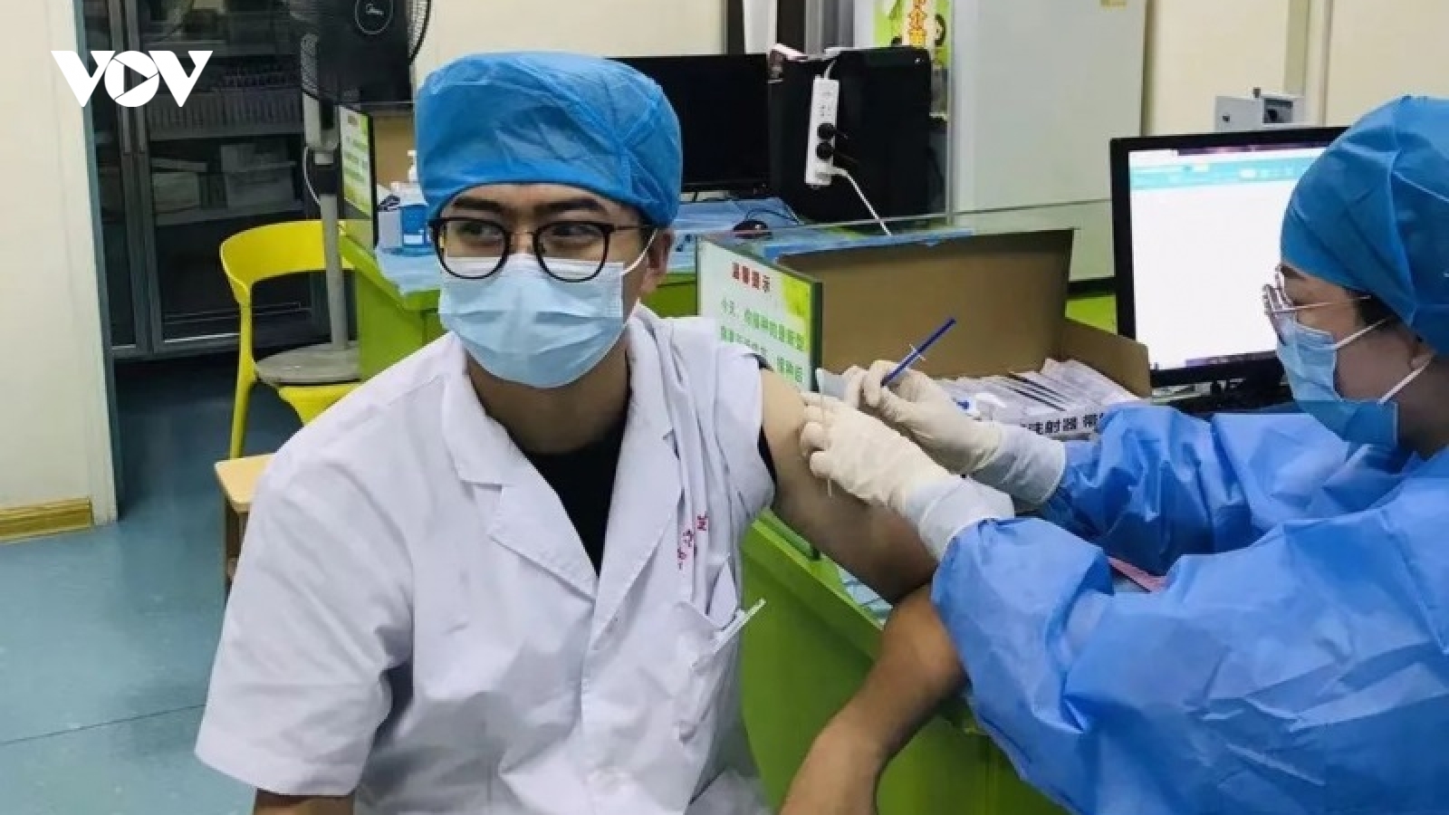 Ít nhất 9 tỉnh Trung Quốc tiêm mũi vaccine Covid-19 tăng cường