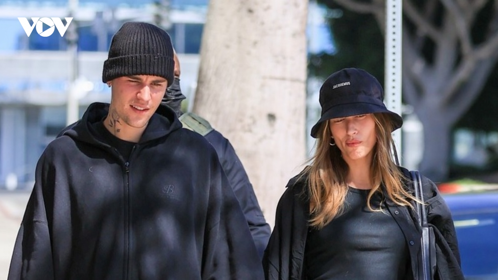 Vợ chồng Justin Bieber - Hailey Baldwin phối đồ đồng điệu ra phố sau kỷ niệm ngày cưới