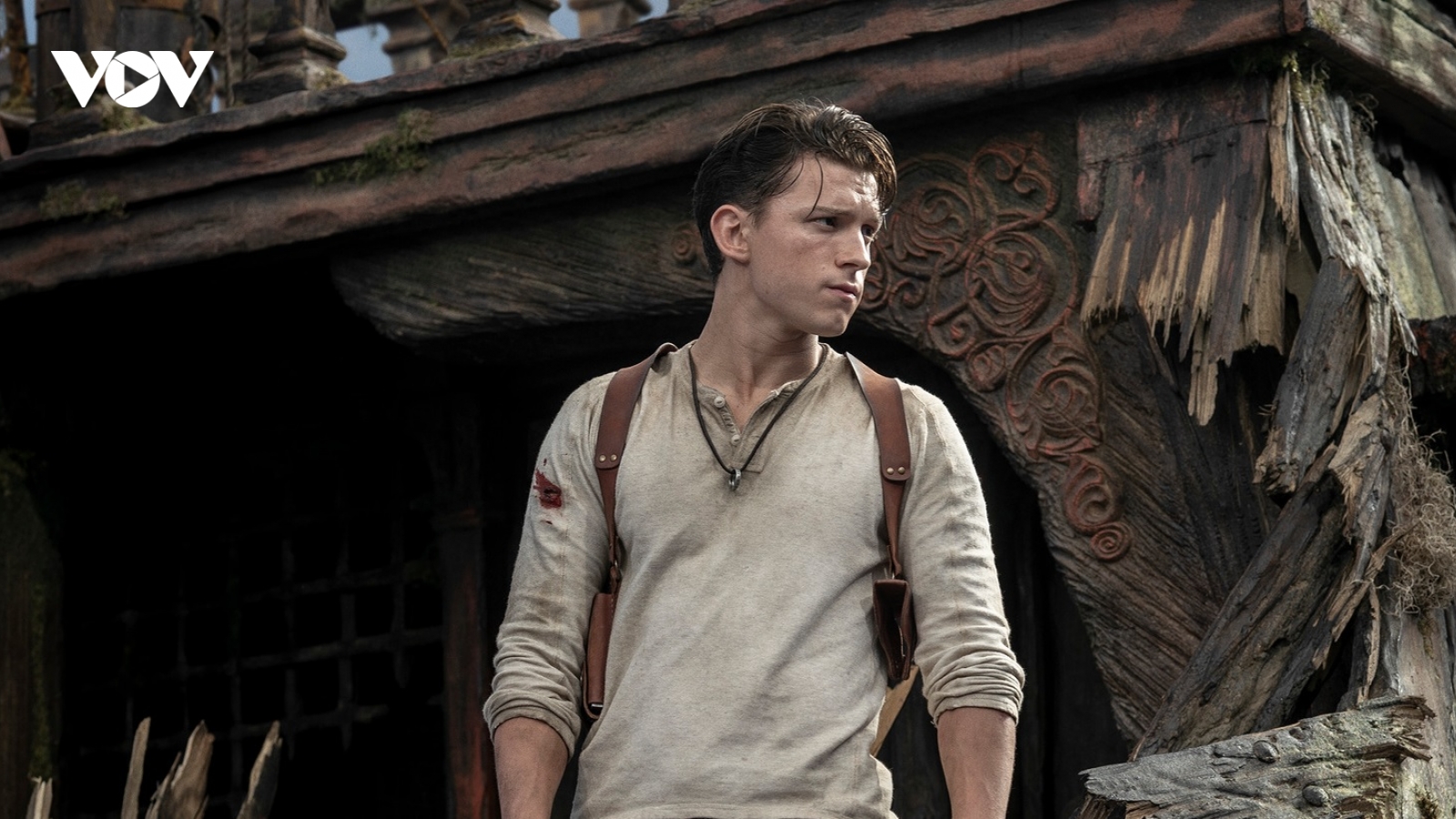 "Người nhện" Tom Holland lơ lửng trên không khi đi tìm kho báu