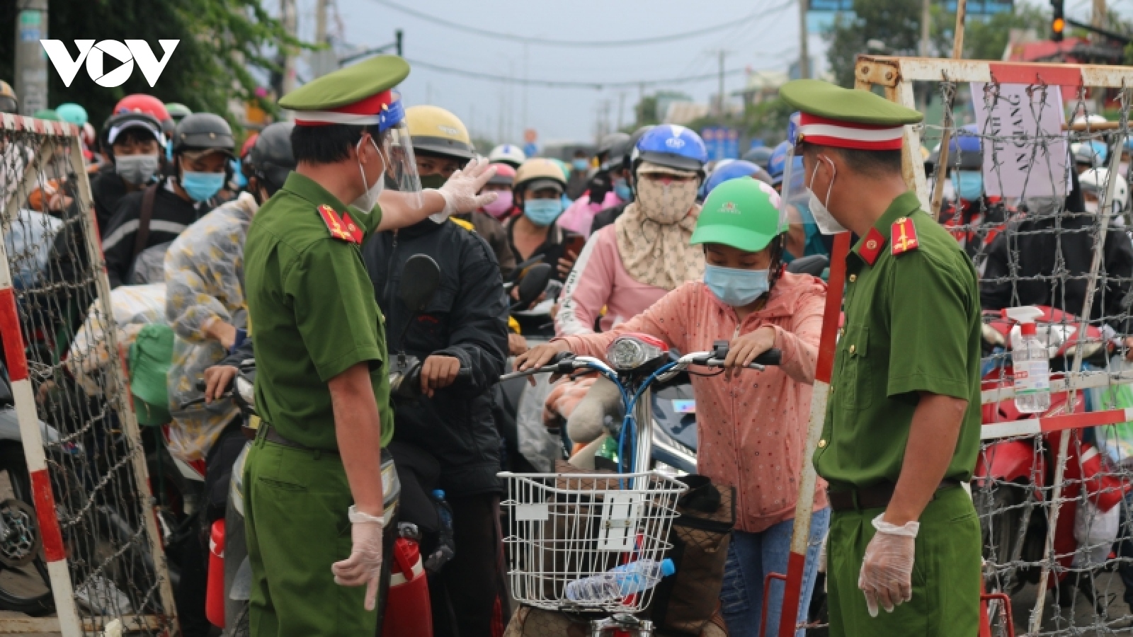 Người dân mắc kẹt ở của ngõ phía Tây vui mừng khi được TP.HCM hỗ trợ về quê 