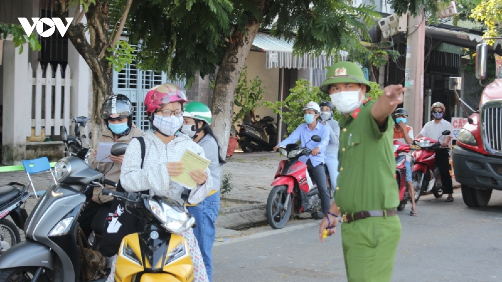 Nhiều tỉnh miền Trung nới lỏng giãn cách, Đà Nẵng quá tải tại chốt kiểm soát