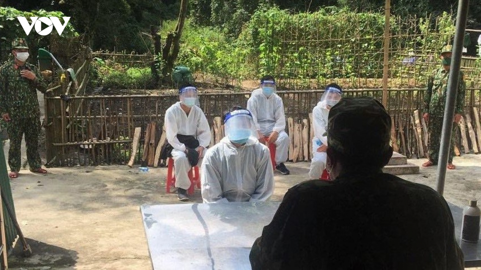 Phát hiện 4 người đang men theo đường mòn, cắt rừng nhập cảnh trái phép