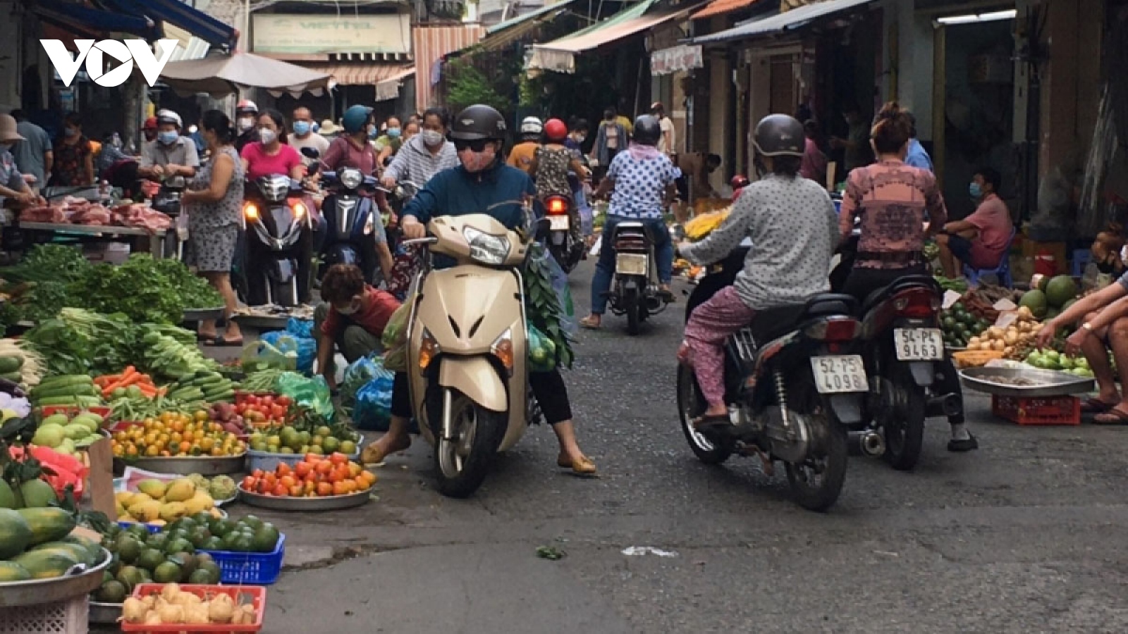 Makeshift markets attract customers amid easing restrictions in HCM City