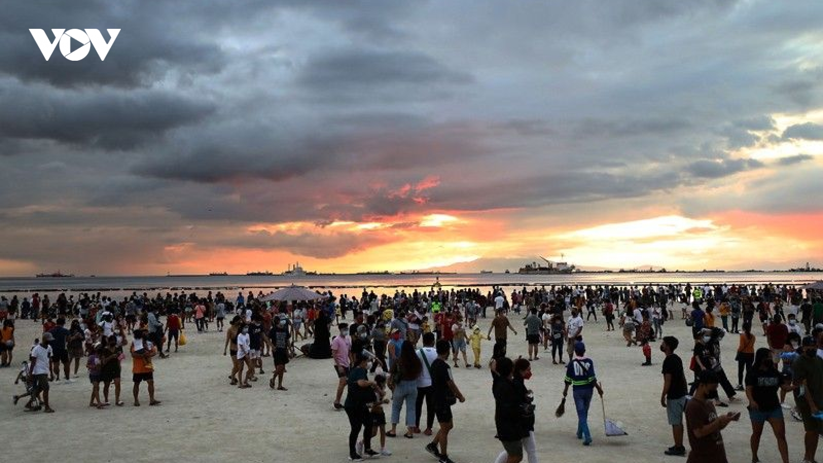 Philippines đóng cửa bãi biển do hàng chục nghìn người đổ về giữa dịch bệnh