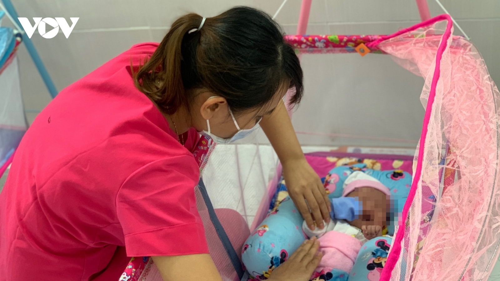 Những "người mẹ thứ hai" của trẻ có mẹ mắc COVID-19